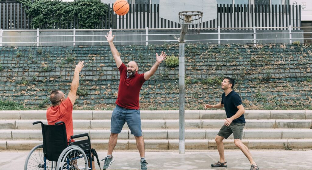 hombres jugando al baloncesto