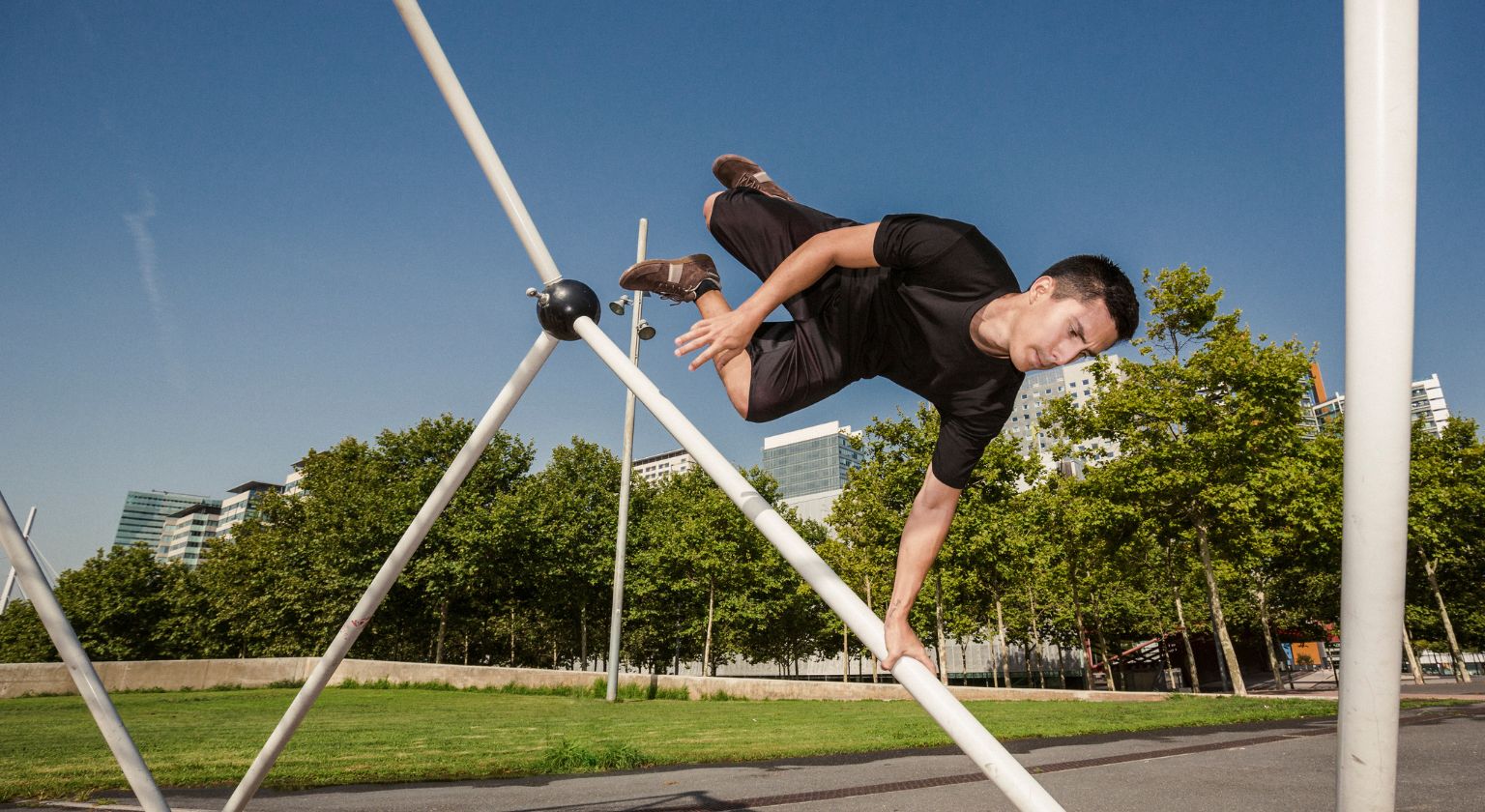 hombre haciendo parkour